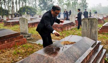 驻越南使馆赴中国烈士陵园扫墓