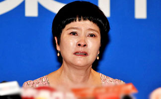 [高清]冯远征为岳父讨著作权 妻子失控落泪