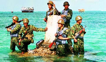 解放军历届南沙守备部队旧照：泡在海水中站岗