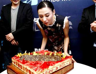  独家视频：张柏芝戛纳办生日会