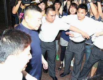 富商刘銮雄外出用餐 保镖护驾