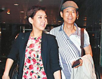 郑少秋做慈父为女儿庆生