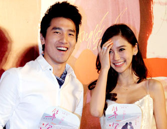 赵又廷baby助阵《第一次》首映