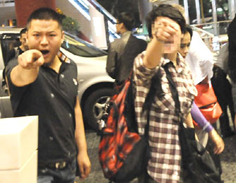 韦唯现身酒店遭偷拍 助理发飙