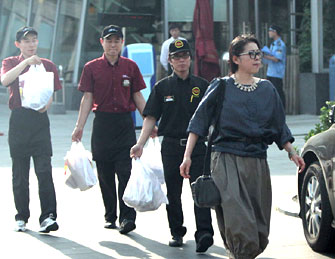 倪萍外出购物 三人帮拎购物袋