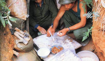 对越作战艰苦瞬间：战士们在工事中包饺子