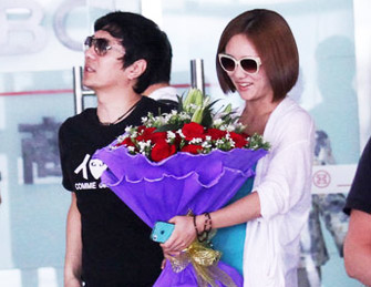独家：刘芸获郑钧捧玫瑰接机