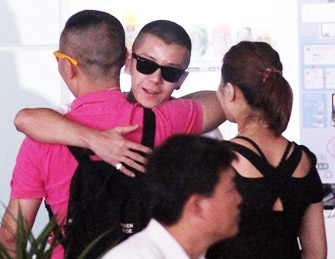 独家拍摄：王栎鑫机场巧遇朋友深情拥抱