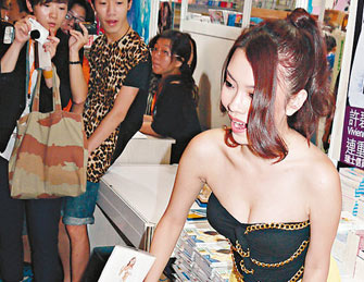 香港书展开幕 众嫩模现身斗性感