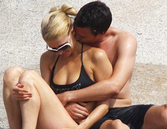 帕丽斯与神秘男海边度假被拍