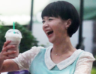 姚芊羽与异性友人喝咖啡 当街大笑不顾形象