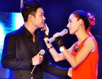 张柏芝小沈阳宣传新片 现场互动亲密