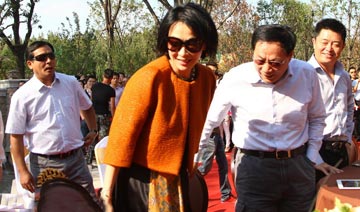 刘嘉玲长春捞金 地产大亨任志强全程护驾