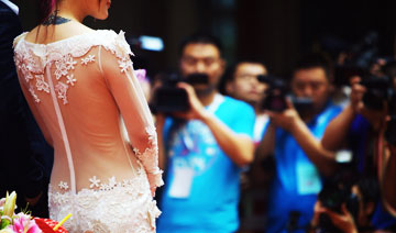 张馨予透视短裙出席发布会 霸气侧漏抢镜