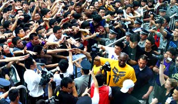 广州：万人空巷迎科比