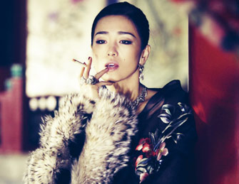 巩俐再登时尚封面 雍容华贵