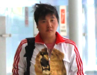 孙楠头发凌乱穿运动装现身机场