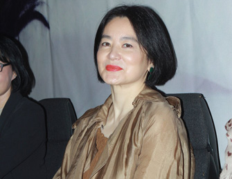 林青霞素颜看演唱会