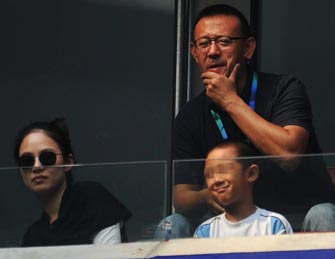 姜文携妻儿观战中网