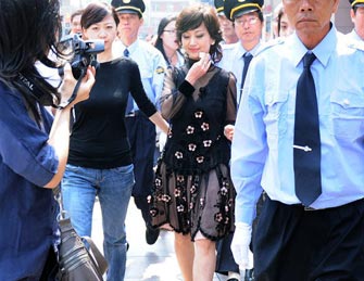 赵雅芝现身闹市众人护驾引围观