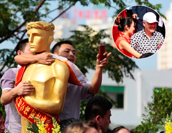  赵本山海南捞金遭当地民众围观 