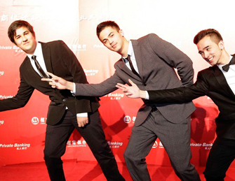  韦唯混血儿子玩“航母style” 