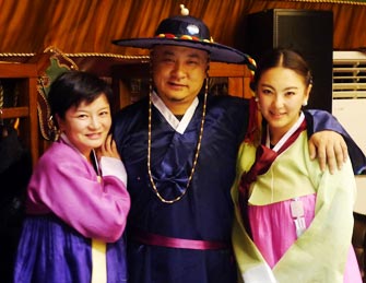 张雨绮王全安穿韩服为员工庆生