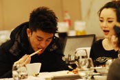 李小璐素颜与贾乃亮用餐被拍