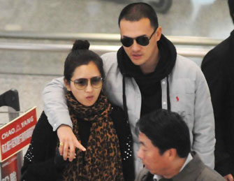 何洁与新男友亲密现身机场被拍 width=