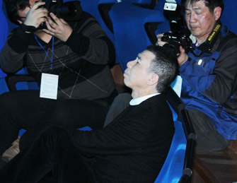 冯小刚台下闭目养神引记者拍摄