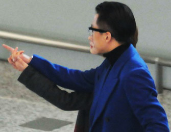 邓超孙俪机场十指紧扣秀恩爱