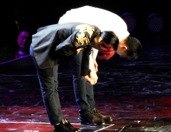 唐鹤德三度鞠躬致谢张国荣粉丝