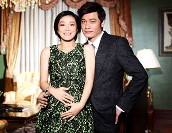 罗嘉良甜蜜拥怀孕娇妻拍写真