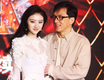 景甜成龙亲密亮相新片发布会