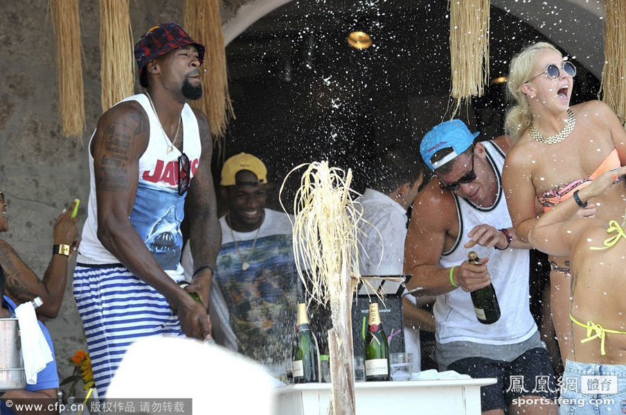 格里芬海滩度假自开派对与美女共洗啤酒浴