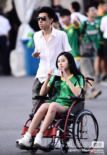 美女球迷坐轮椅助阵国安 _体育频道_凤凰网