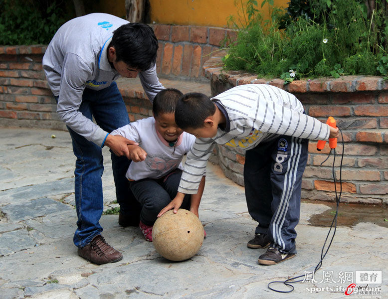 西藏盲童学校体育课踢足球 不同的人生享受相