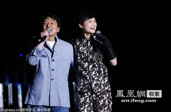 成龙演唱会现场拥抱李宇春[高清大图]
