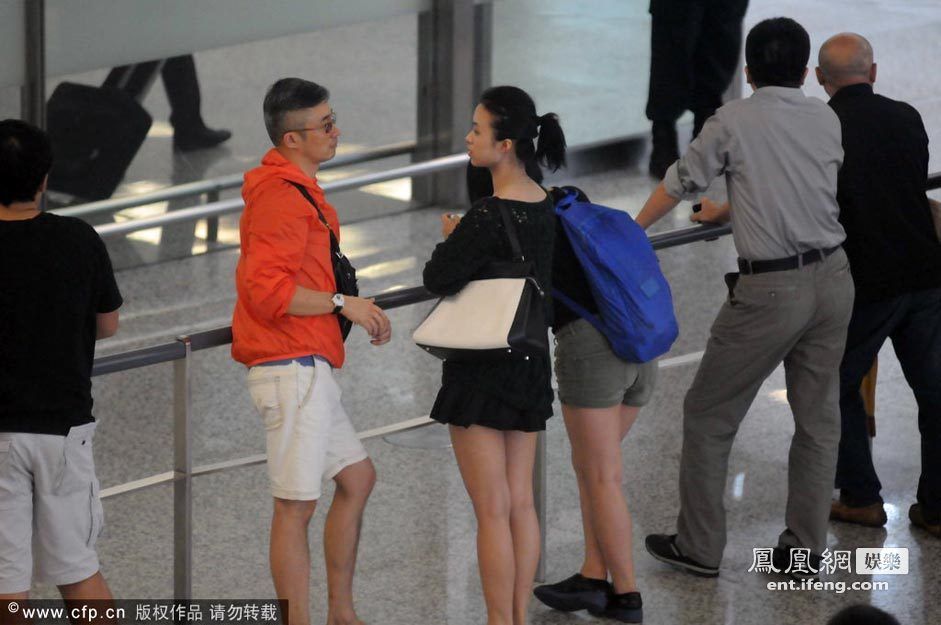 上海男主播程雷与小18岁娇妻现身机场被拍[高