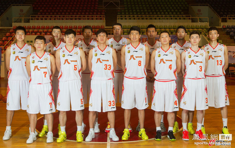 八一队新赛季官方写真 王治郅潇洒运球韩硕回