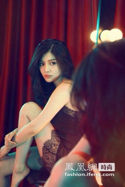 军艺校花<em>蕾丝睡衣秀</em>美臀_时尚频道_凤凰网