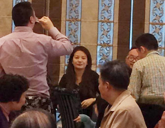 赵薇携老公女儿回家乡过年