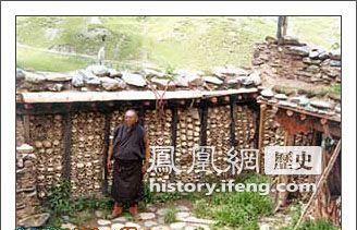 ... :人头砌满经文墙 秃鹫遍布尸块山_历史频道_凤凰网