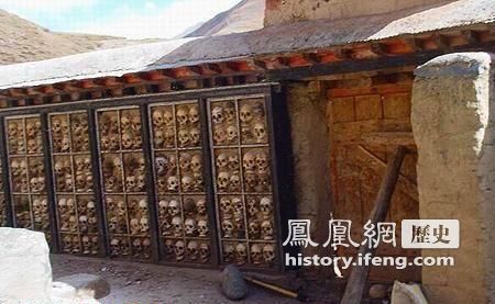 ... :人头砌满经文墙 秃鹫遍布尸块山_历史频道_凤凰网