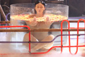 袁姗姗拍泡水戏工作照