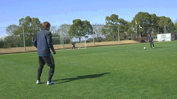 日本J联赛球员模仿《足球小将》经典双人射门