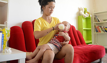 15岁少女未婚产子 带孩子独自生活