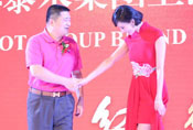 林志玲捞金遭老总握手不放