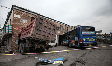 杭州萧山渣土车与公交车抢行 相撞后冲入楼房