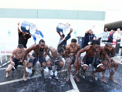 美国梦之队接受冰桶挑战 库里哈登尖叫不断|梦